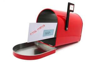 Egy pirod postaláda, amibe éppen érkezik egy lejárt számlaértesítő